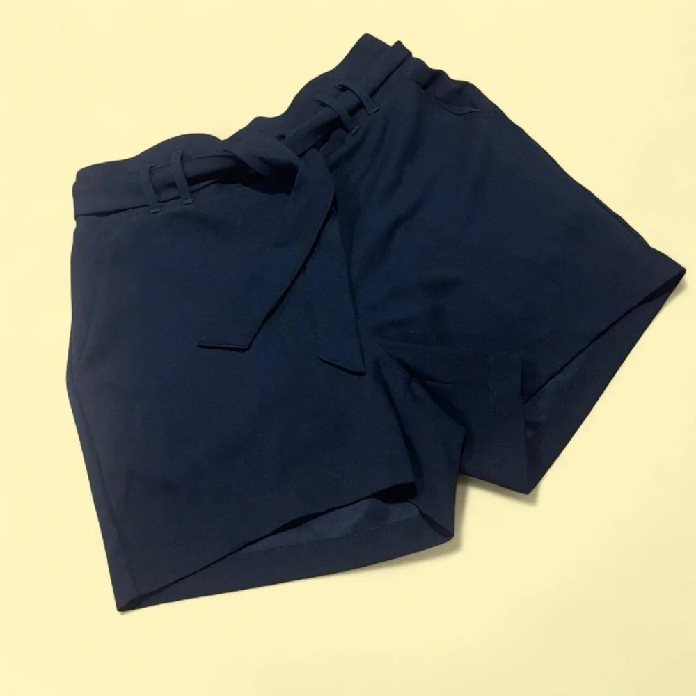 Gathered High-Waisted Black Shorts Medium